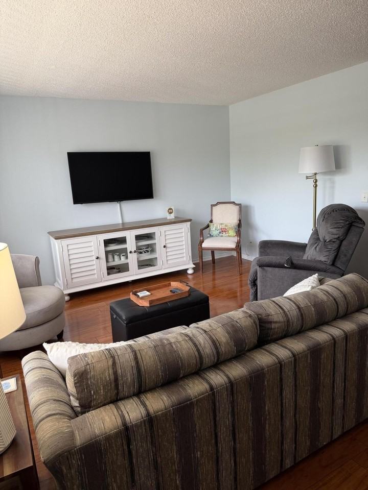 3062 Ainslie D - Photo 2 of 27