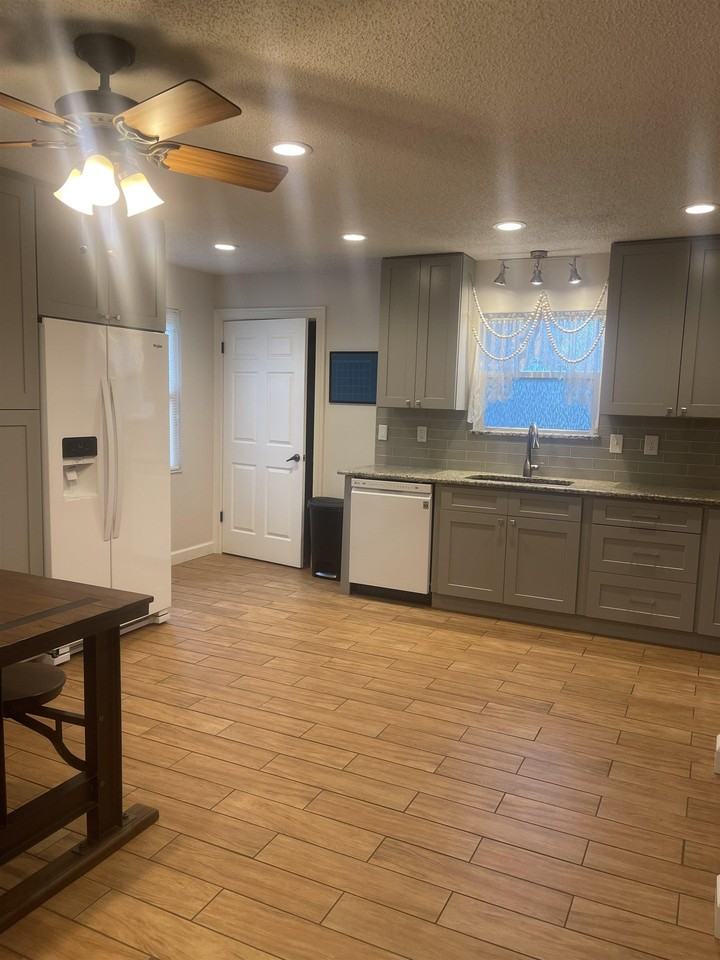 2928 Del Rio Dr - Photo 2 of 18