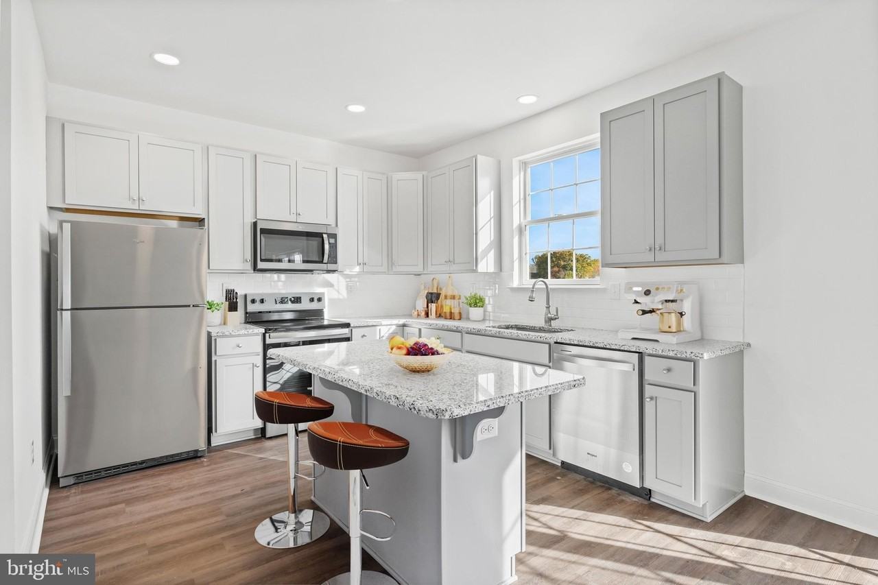 872 Mapleton Ave - Photo 4 of 23