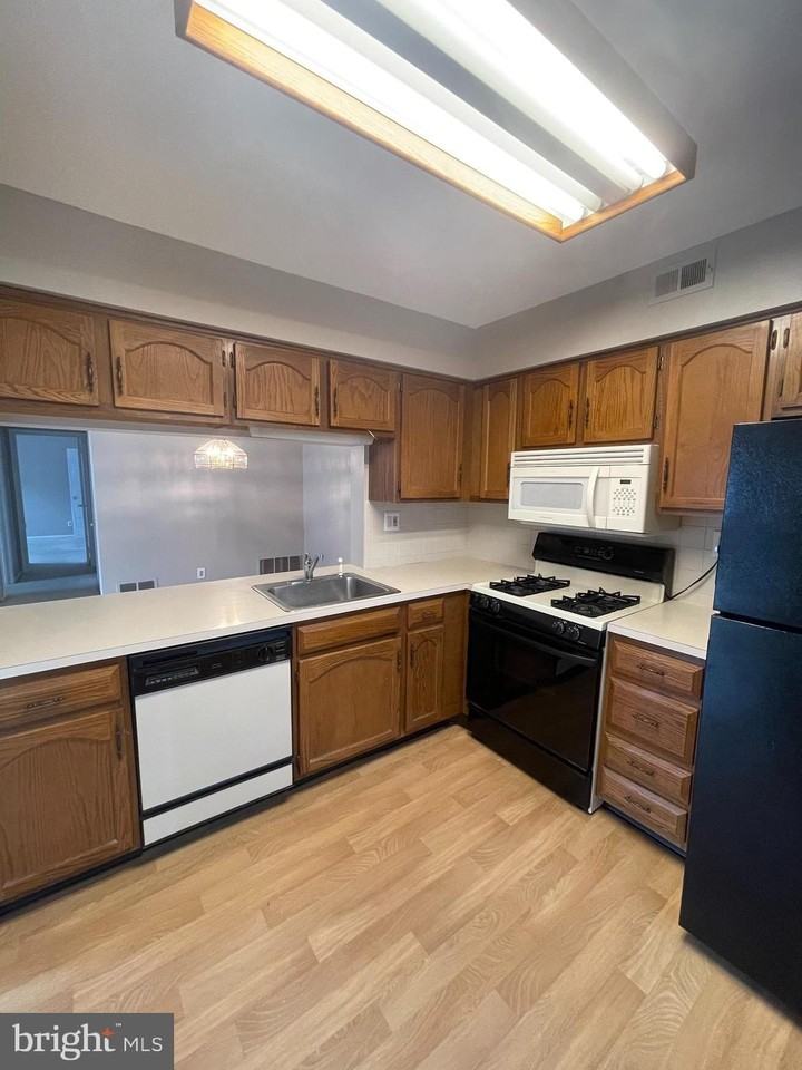 5207 Adelaide Drive - Photo 5 of 23