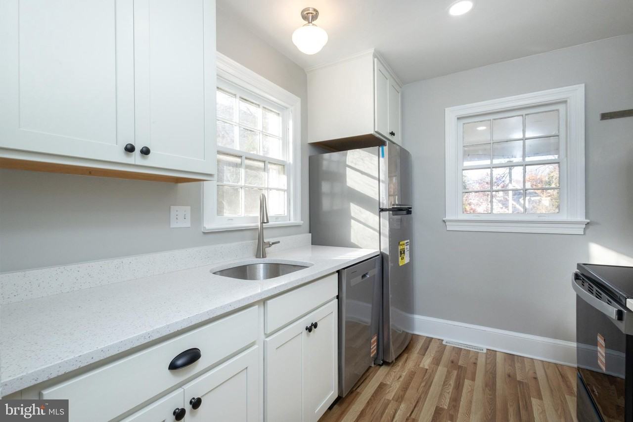 312 N Highland St - Photo 4 of 33