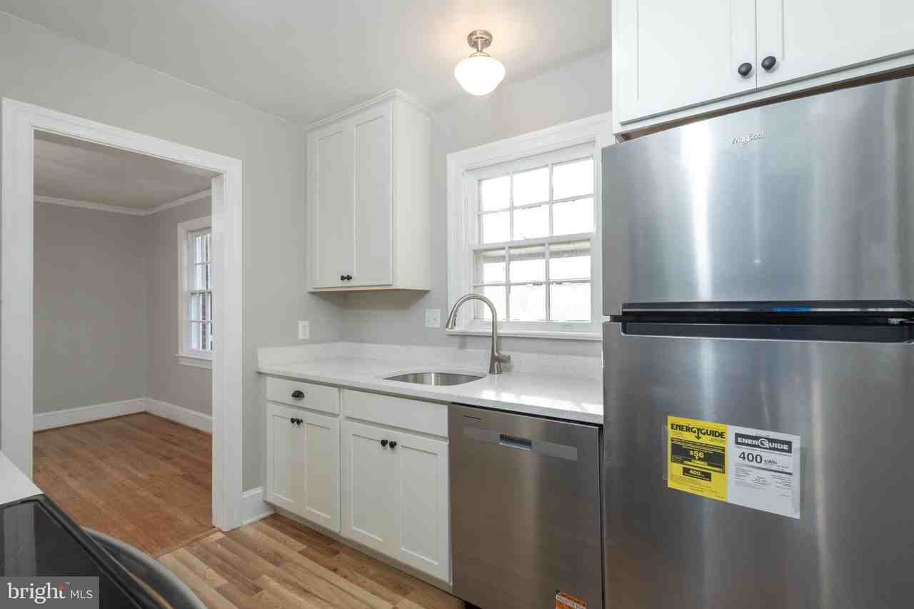 312 N Highland St - Photo 6 of 33