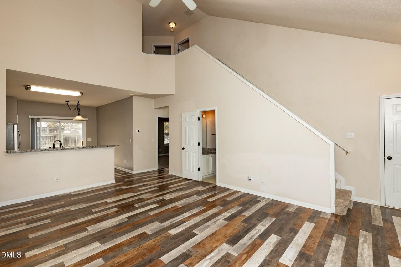 301 Mannington Dr - Photo 2 of 31