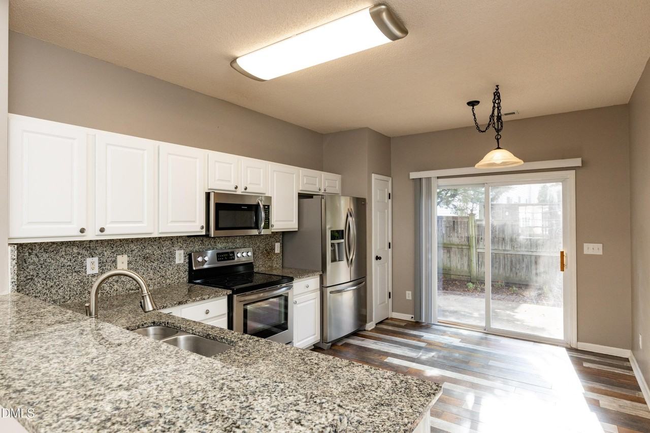 301 Mannington Dr - Photo 3 of 31