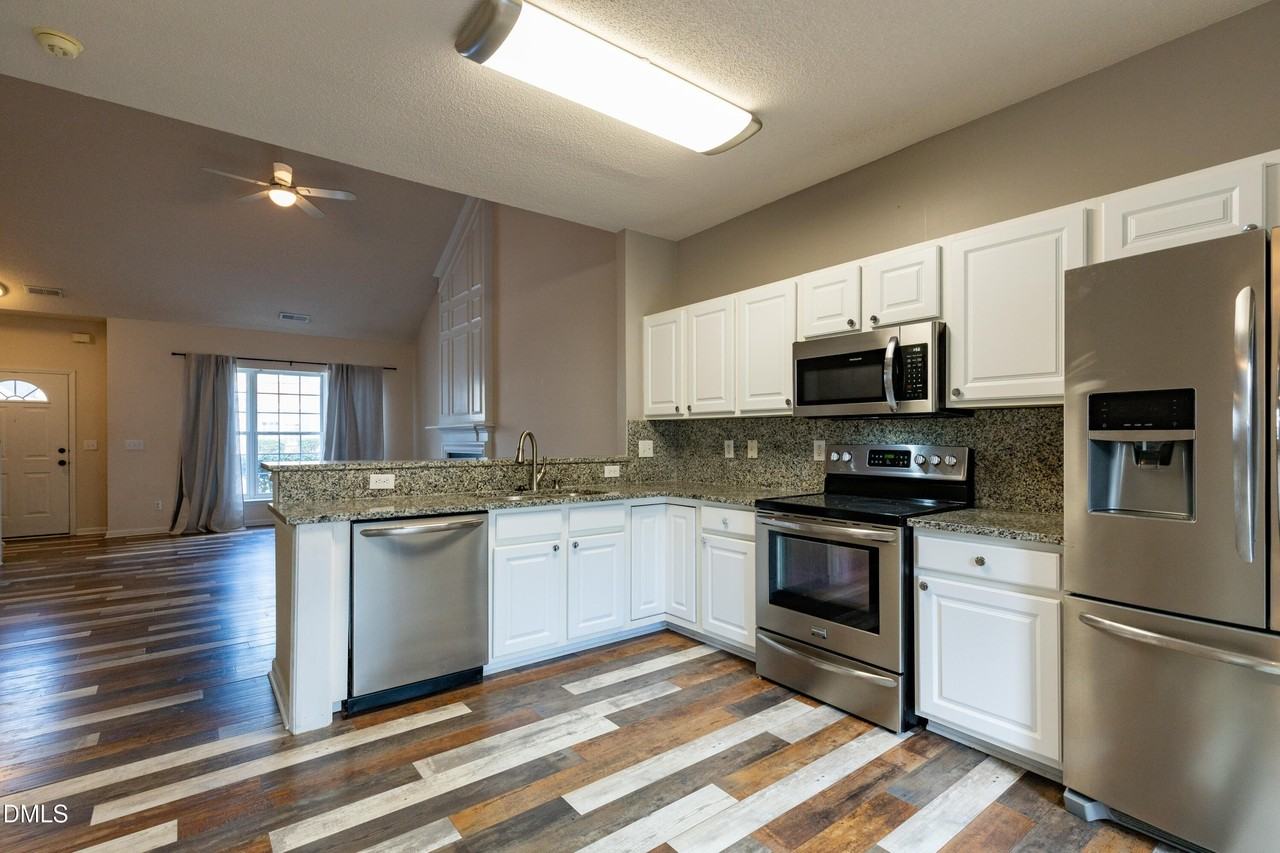 301 Mannington Dr - Photo 4 of 31