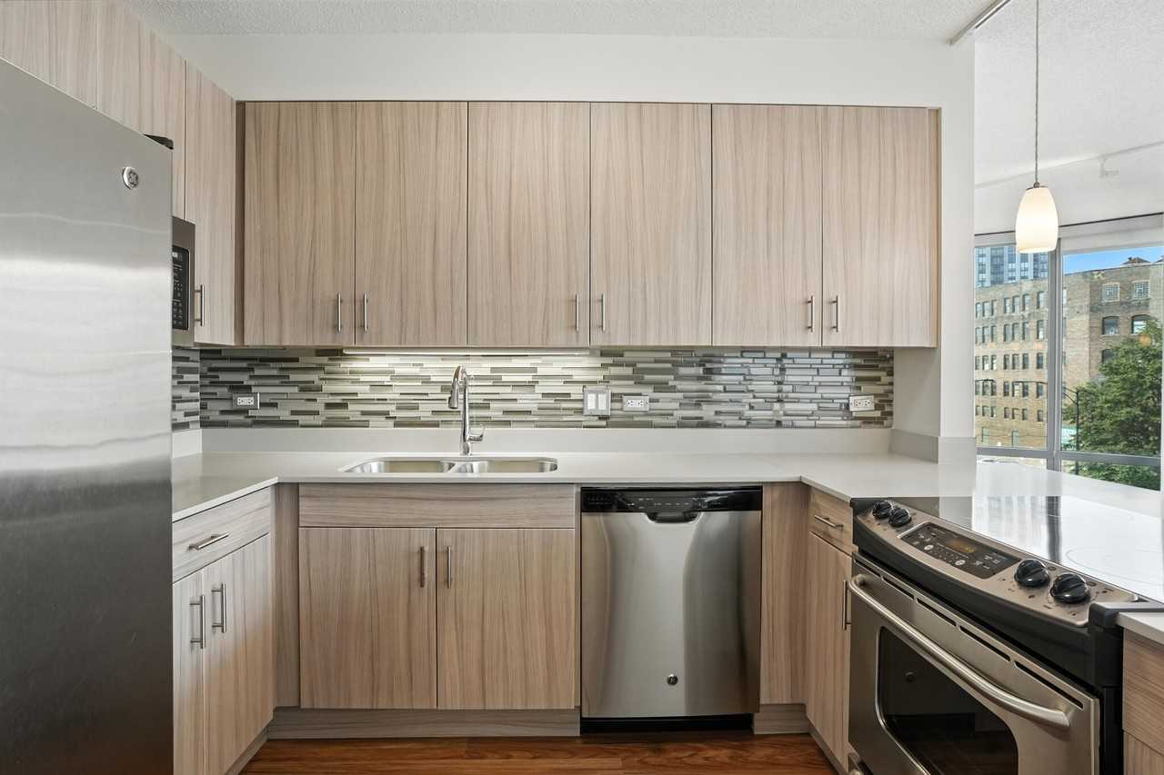 520 N Kingsbury St #2-2 - Photo 6 of 32