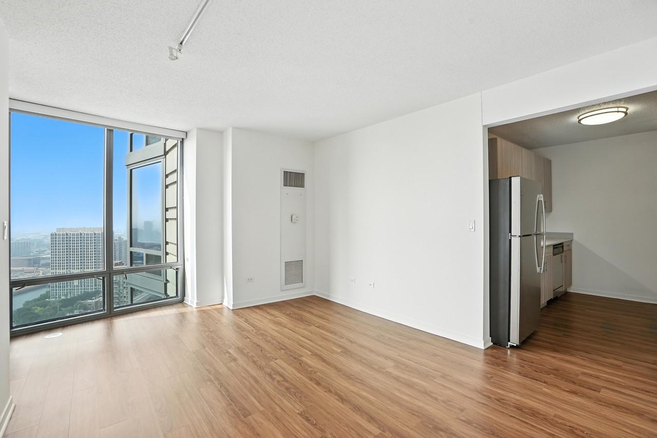 520 N Kingsbury St - Photo 2 of 30