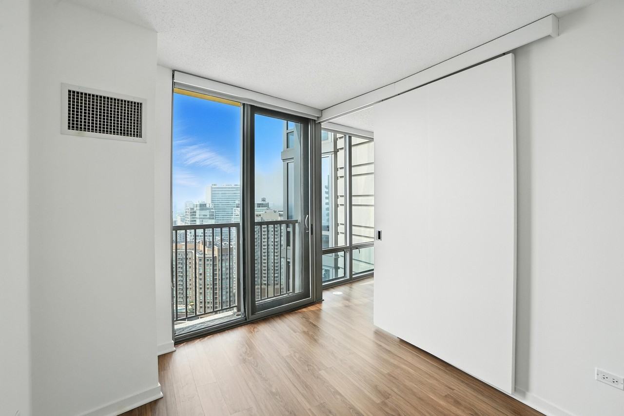 520 N Kingsbury St - Photo 3 of 30