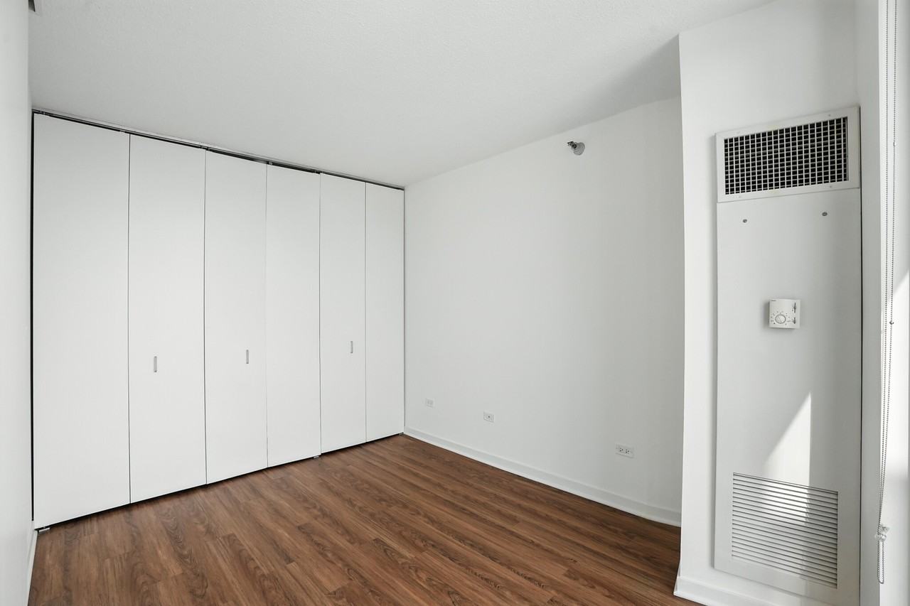 520 N Kingsbury St - Photo 7 of 30