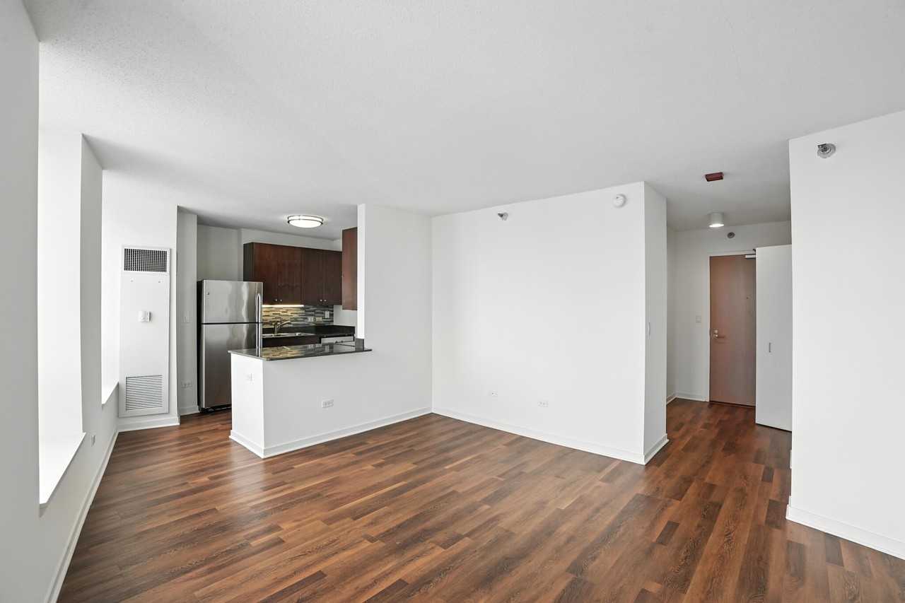 520 N Kingsbury St - Photo 2 of 28