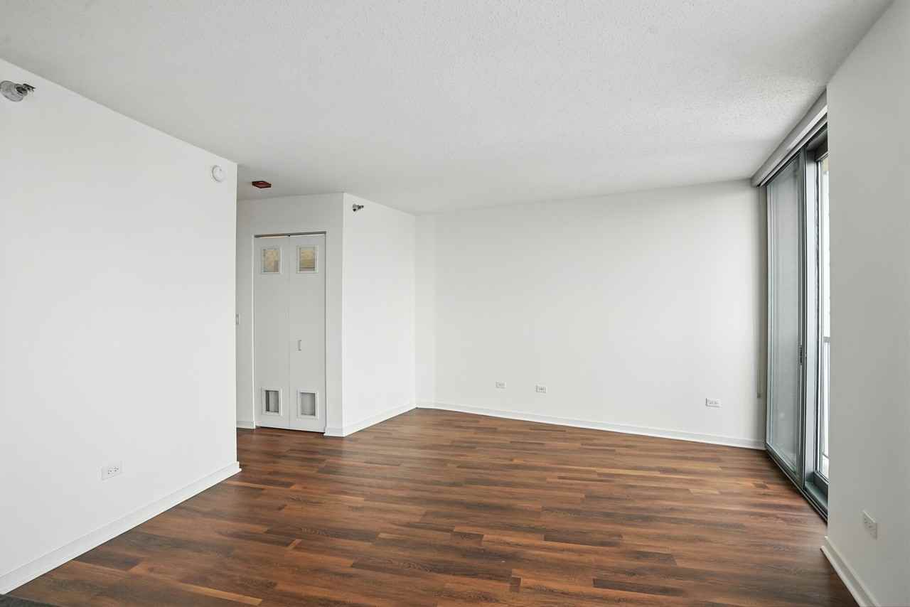 520 N Kingsbury St - Photo 3 of 28