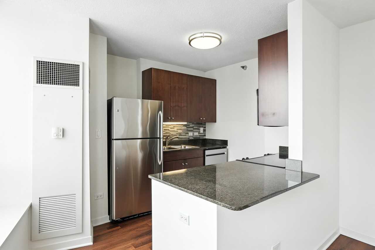 520 N Kingsbury St - Photo 4 of 28