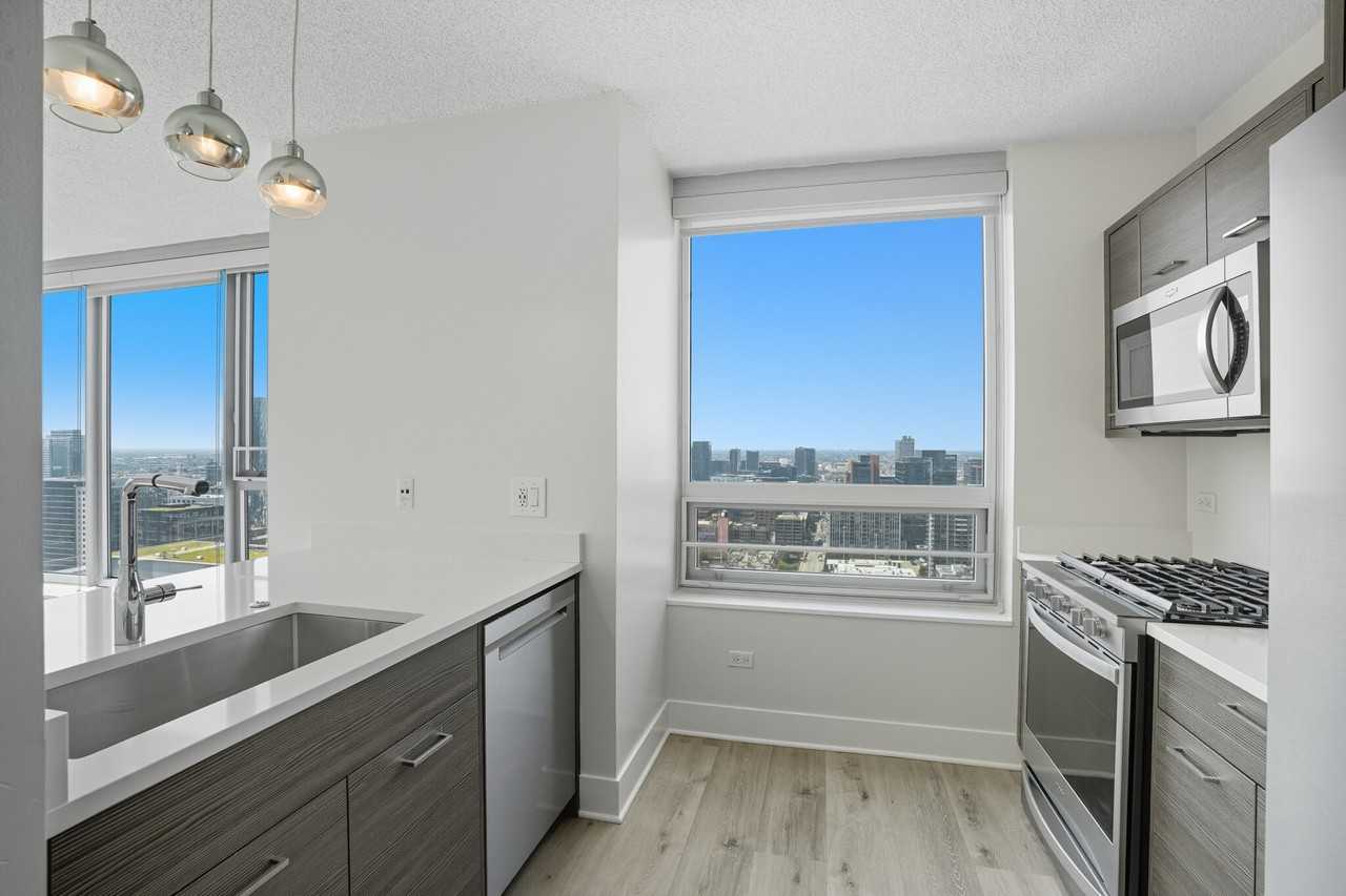 300 N Canal St #2-2 - Photo 3 of 32