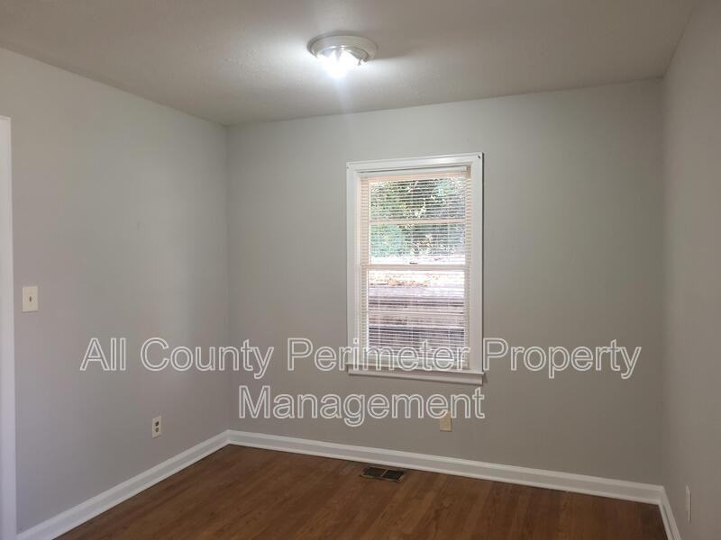 591 Georgia Ave - Photo 3 of 8