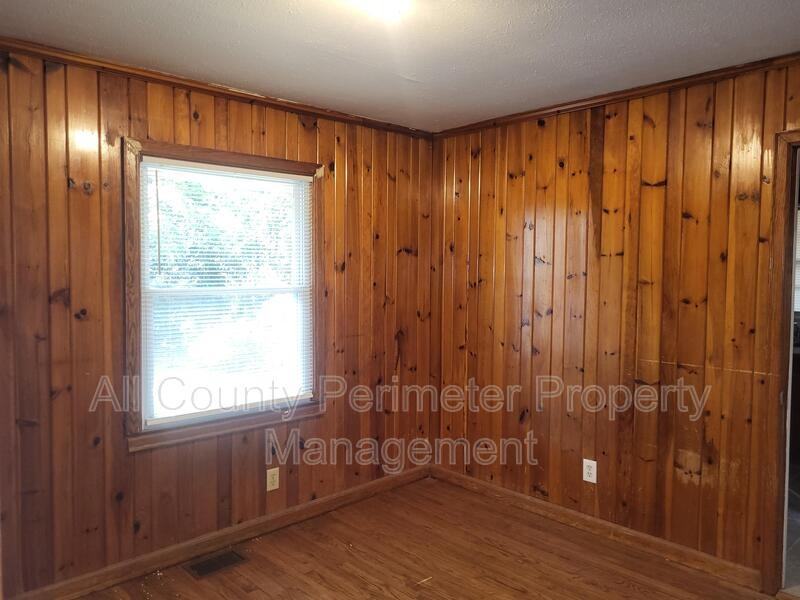 591 Georgia Ave - Photo 4 of 8