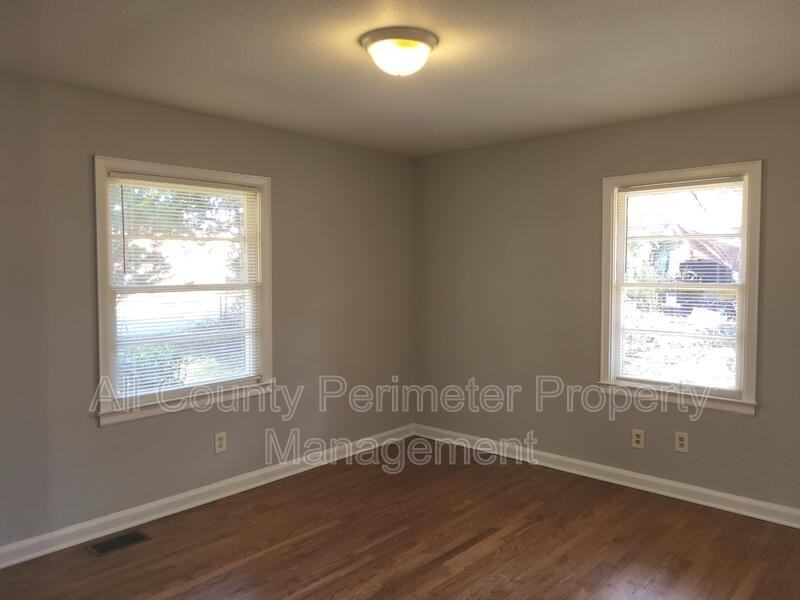 591 Georgia Ave - Photo 5 of 8