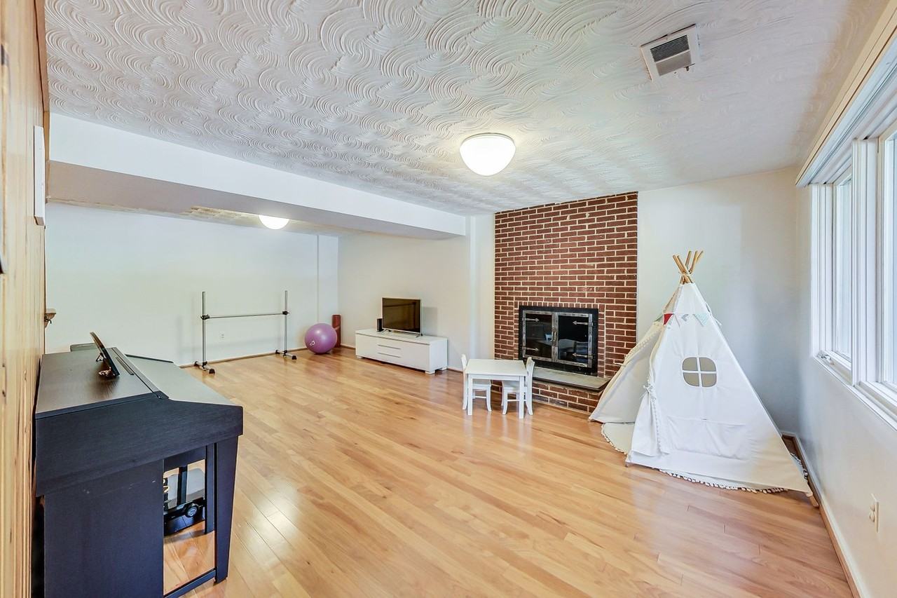 6515 E Halbert Rd - Photo 4 of 42