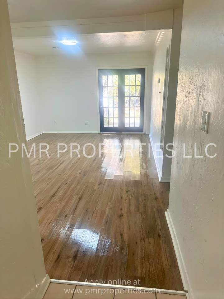 2313 Nw 4th St - Photo 3 of 19