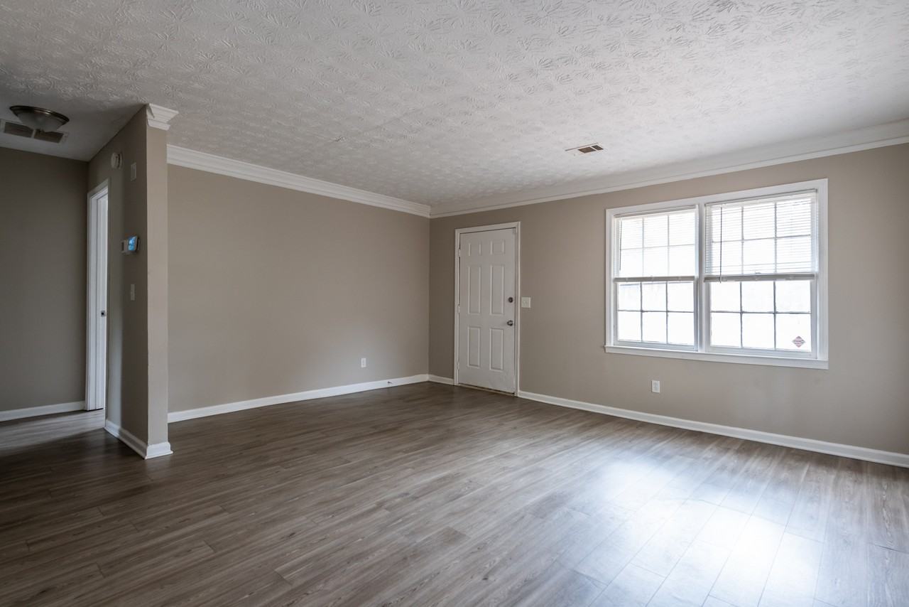 467 Southern Way - Photo 4 of 17