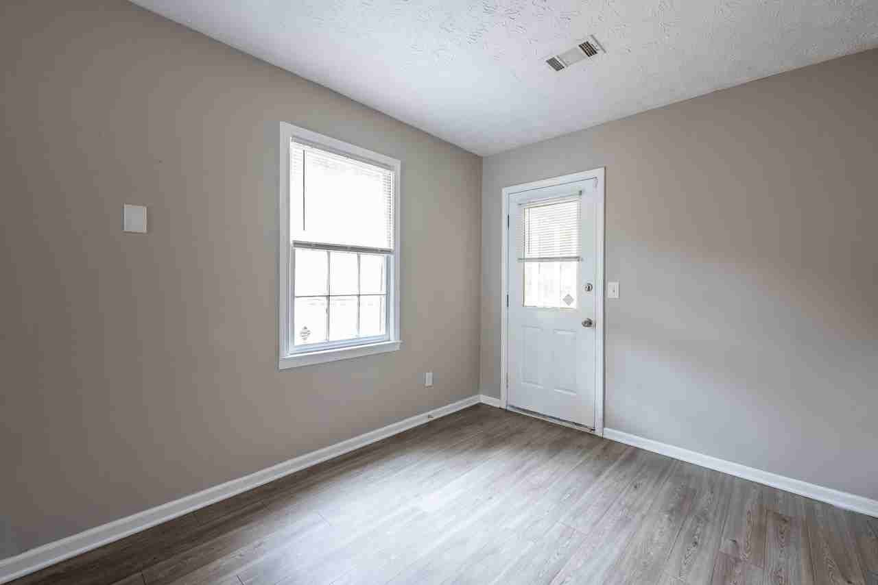 467 Southern Way - Photo 7 of 17