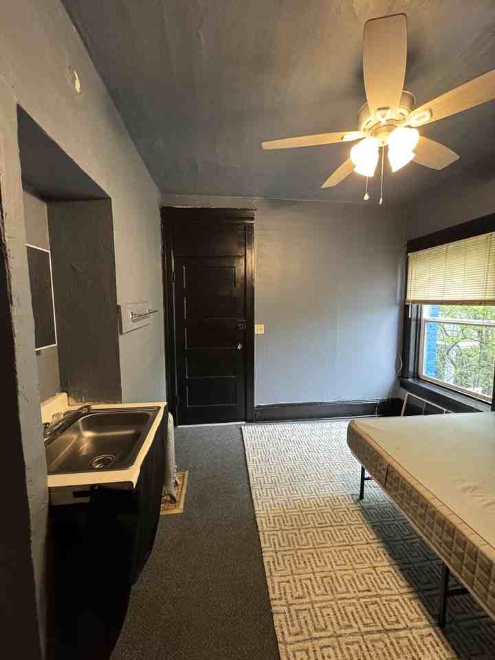 1717 West Burnside Street #NA - Photo 4 of 6