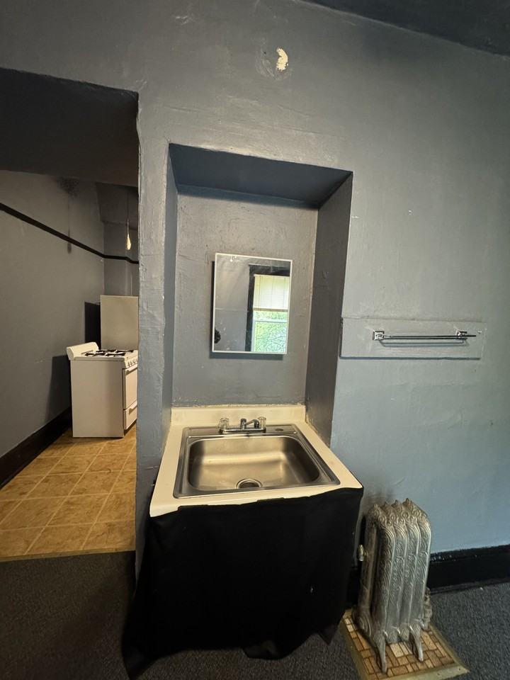 1717 West Burnside Street #NA - Photo 5 of 6