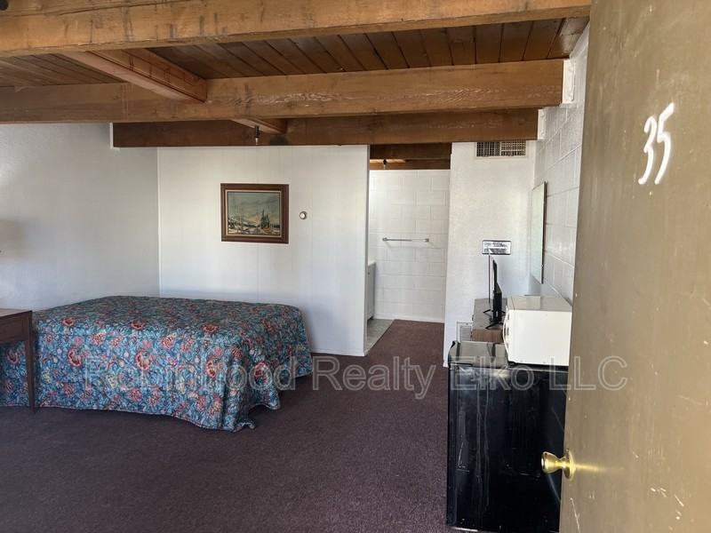 340 6th St - Photo 4 of 16