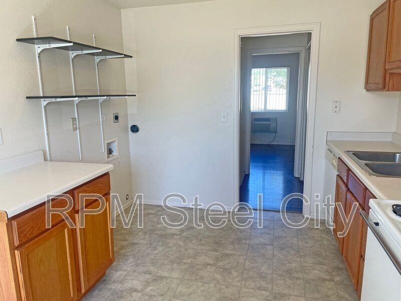 1717 Oakshire Ln #C - Photo 3 of 11