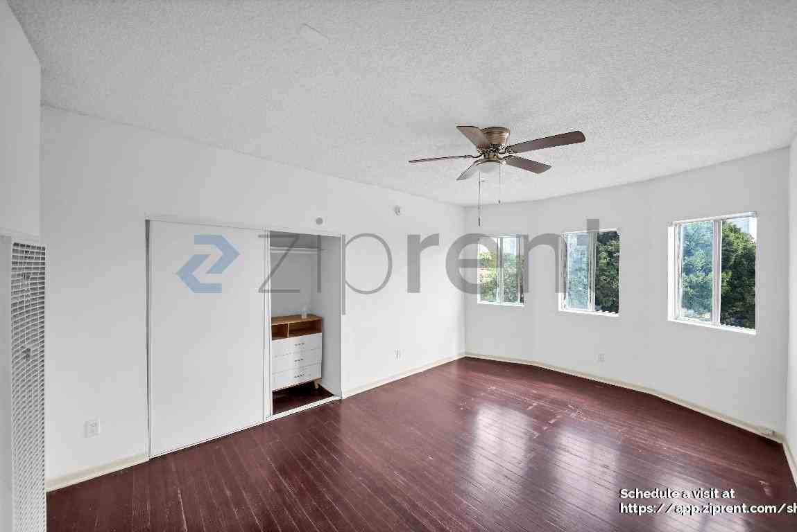 1513 W 12th Pl #17 - Photo 4 of 9
