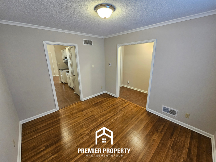 2942 South Mendenhall Road - Photo 2 of 21