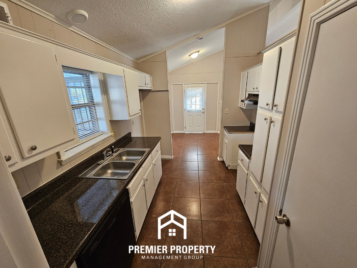 2942 South Mendenhall Road - Photo 3 of 21