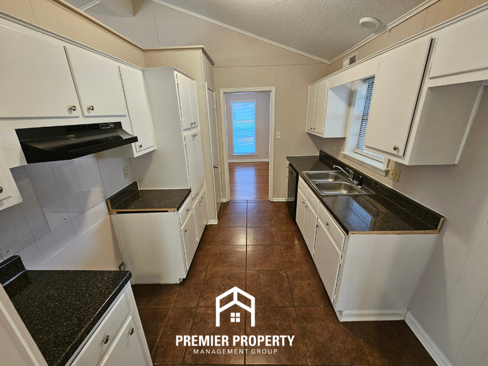 2942 South Mendenhall Road - Photo 4 of 21