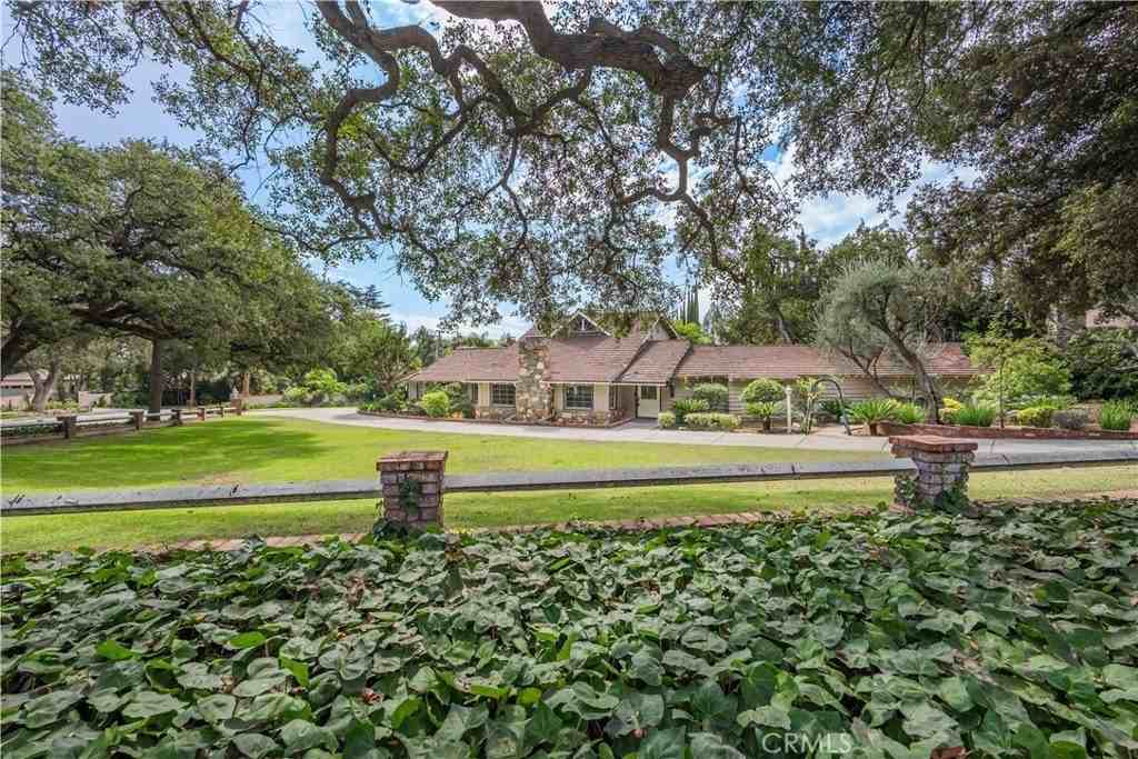 1004 Singing Wood Dr - Photo 3 of 44