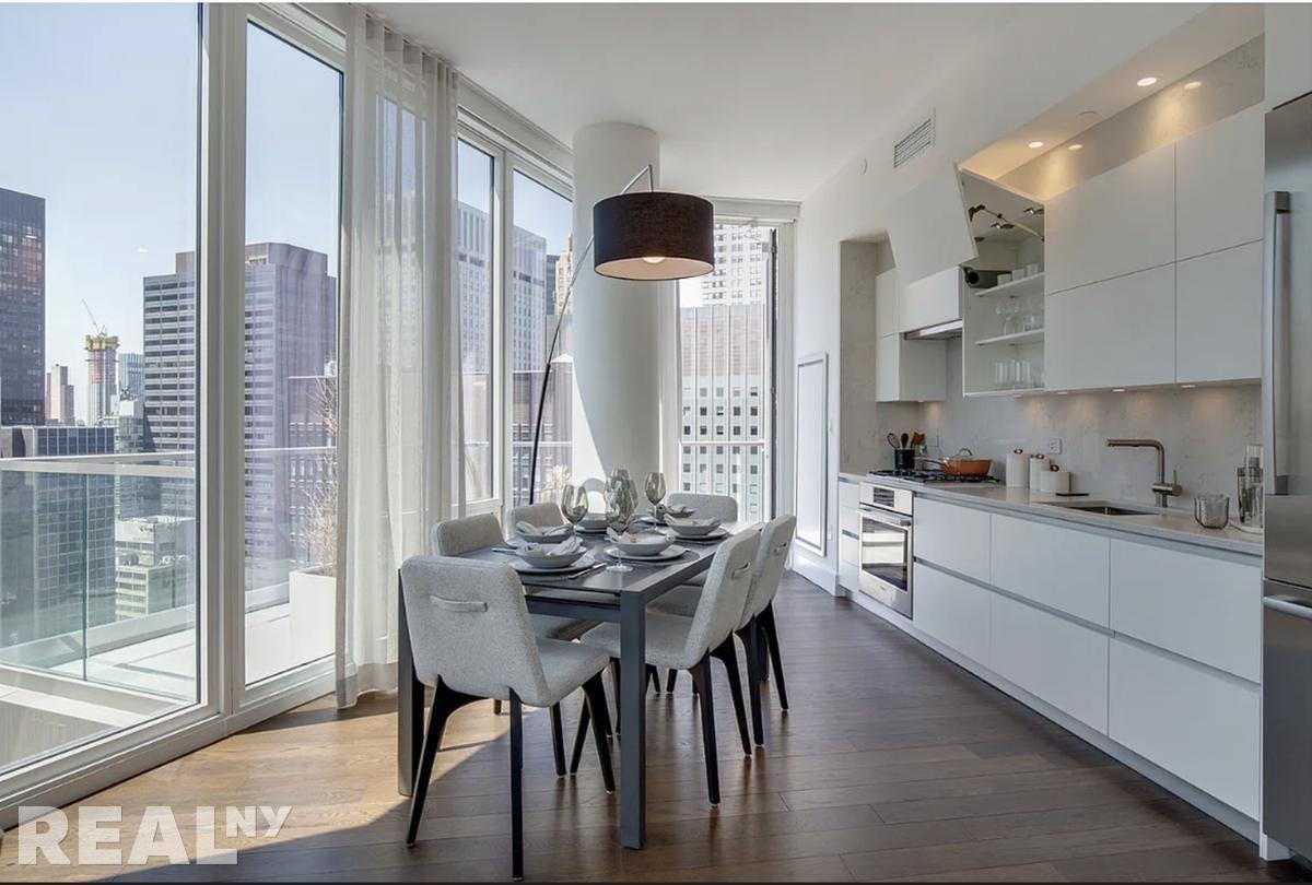 E 44th St #22L - Photo 2 of 7