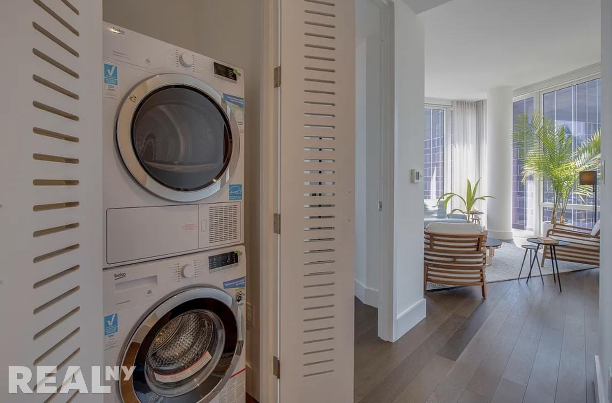 E 44th St #22L - Photo 3 of 7