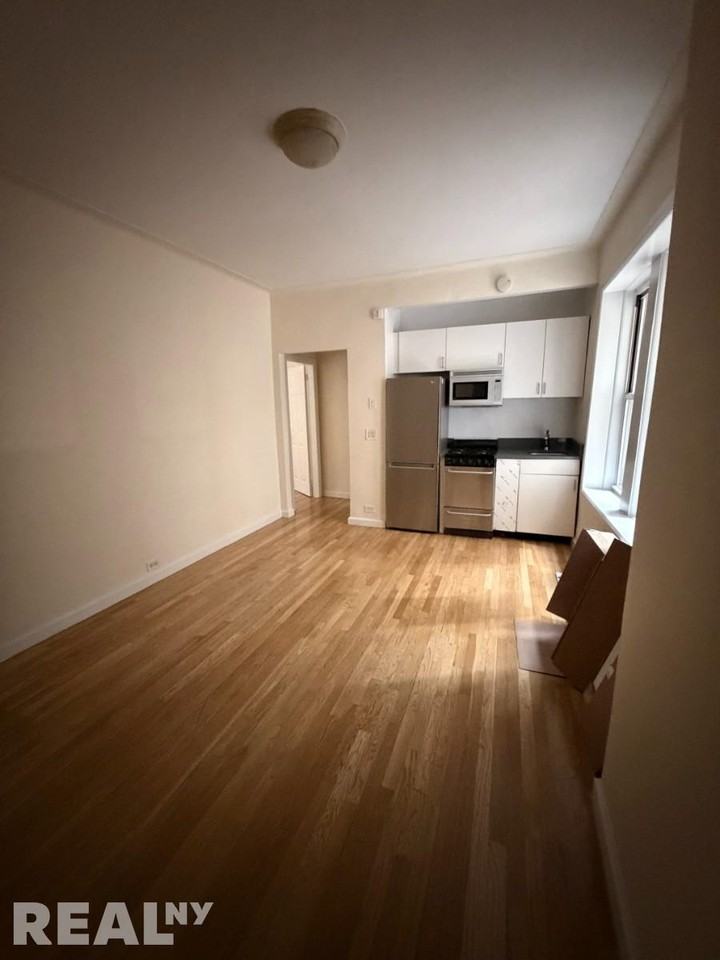 W 13th St #6 - Photo 2 of 4