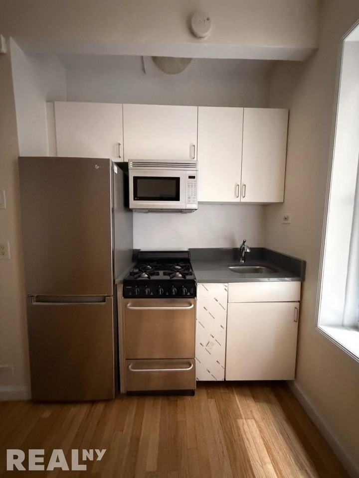 W 13th St #6 - Photo 3 of 4