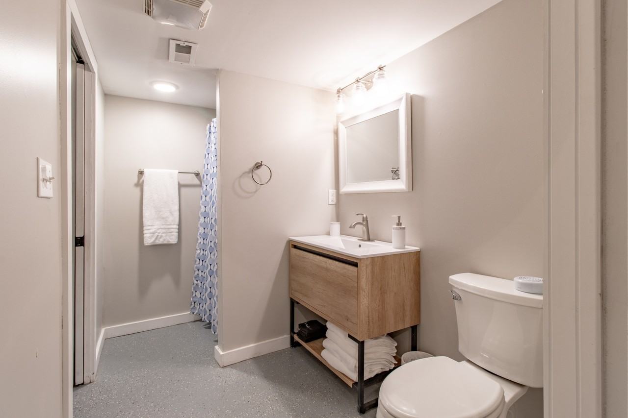 302 E 19th St - Photo 3 of 17