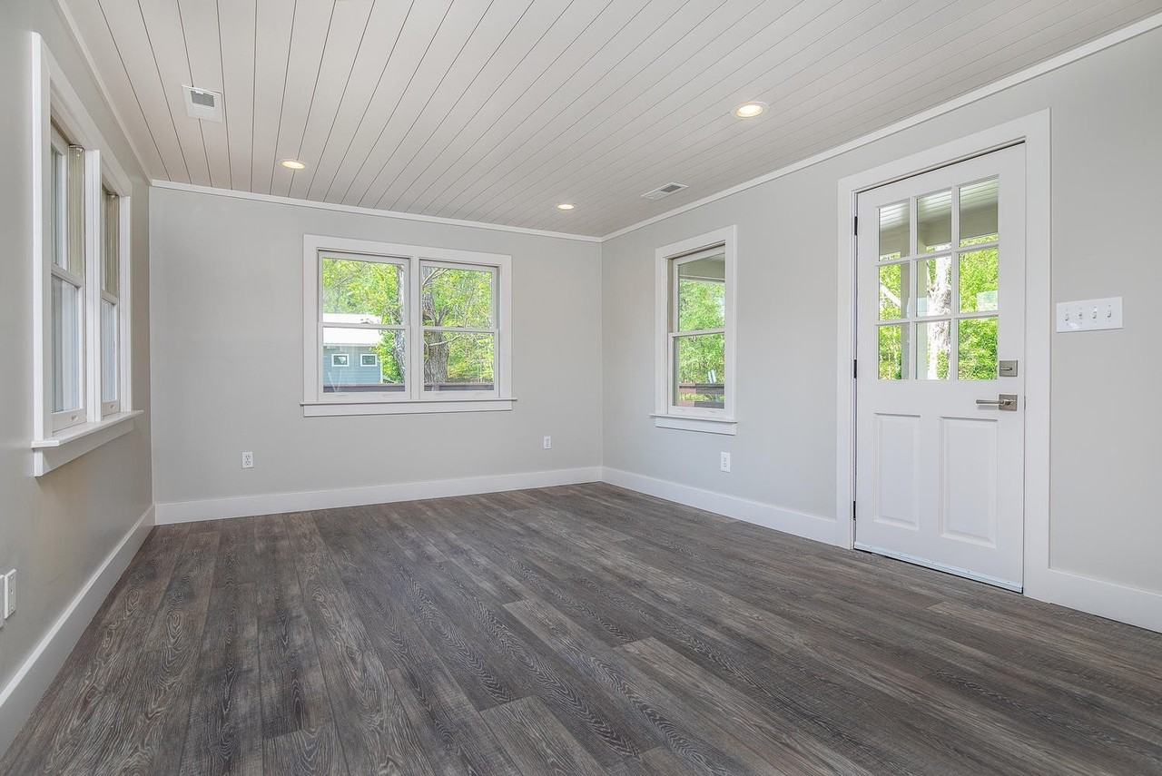 399 Stratford Rd - Photo 3 of 19