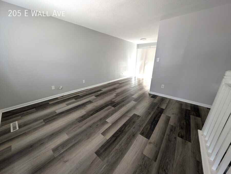 205 E Wall Ave - Photo 4 of 15