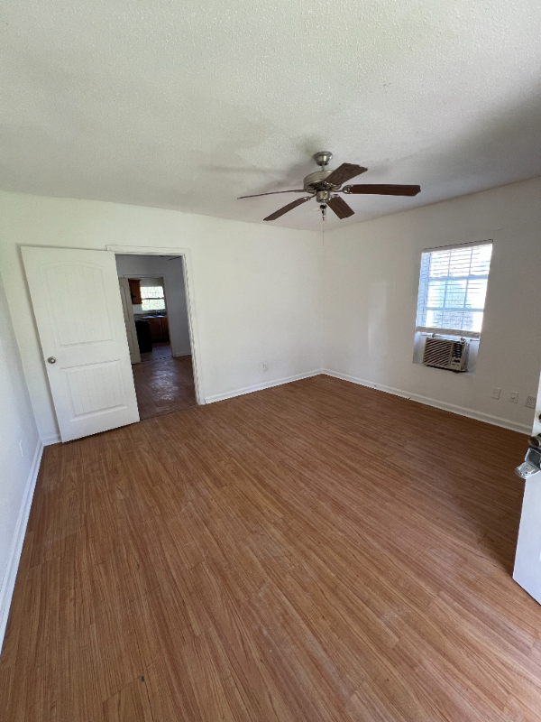 424 Maple St - Photo 3 of 9