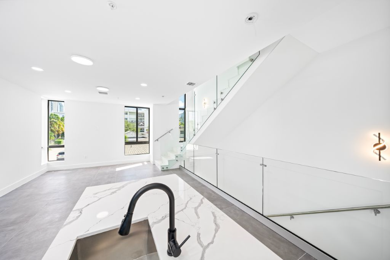 526 Southwest 2nd Street #1 - Photo 4 of 17