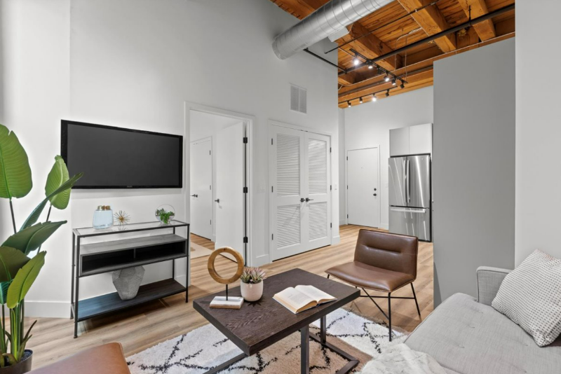 140 W Ohio St - Photo 6 of 16