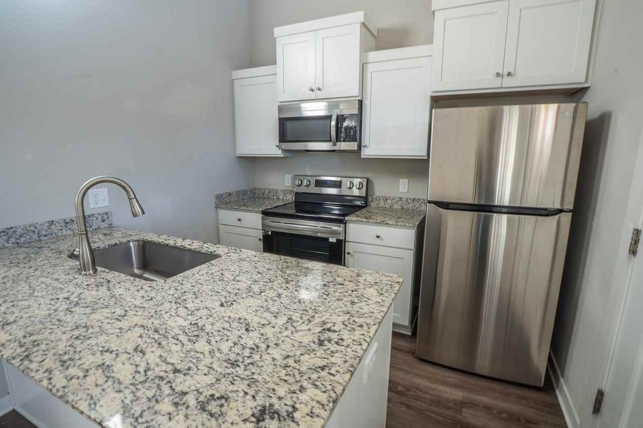 636 N Honey Locust Bnd - Photo 5 of 17