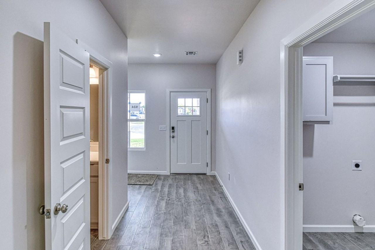 924 Varenna Ln - Photo 4 of 31