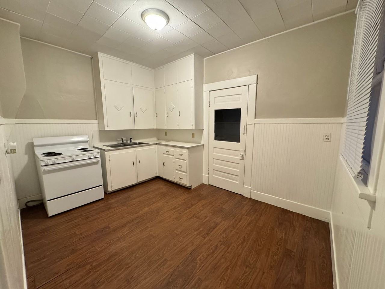 214 W 9th St - Photo 3 of 7