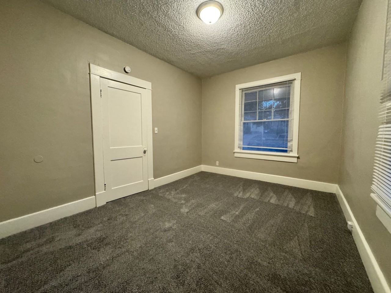 214 W 9th St - Photo 4 of 7