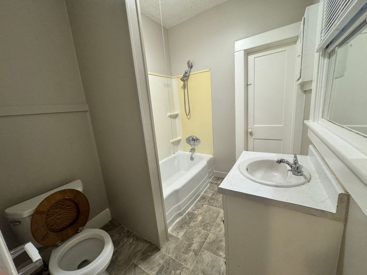 214 W 9th St - Photo 7 of 7