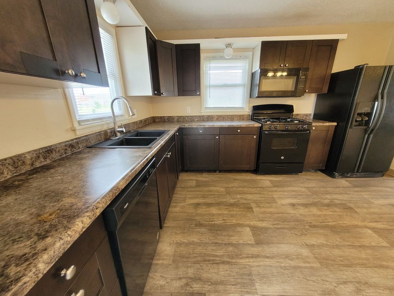 704 Southeast 25th Court - Photo 2 of 26