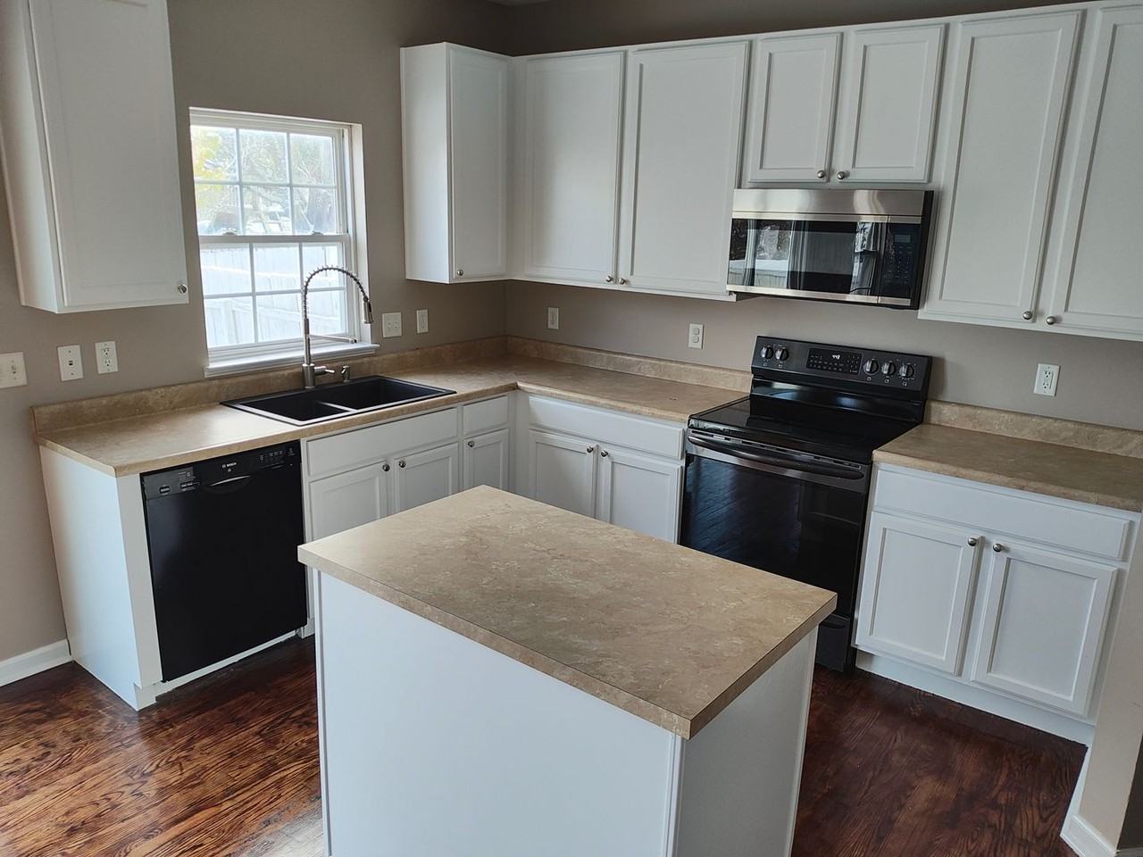 3595 Empire Drive - Photo 4 of 47